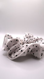 Chouchou en tissu blanc à pois noir  cousu à la main 