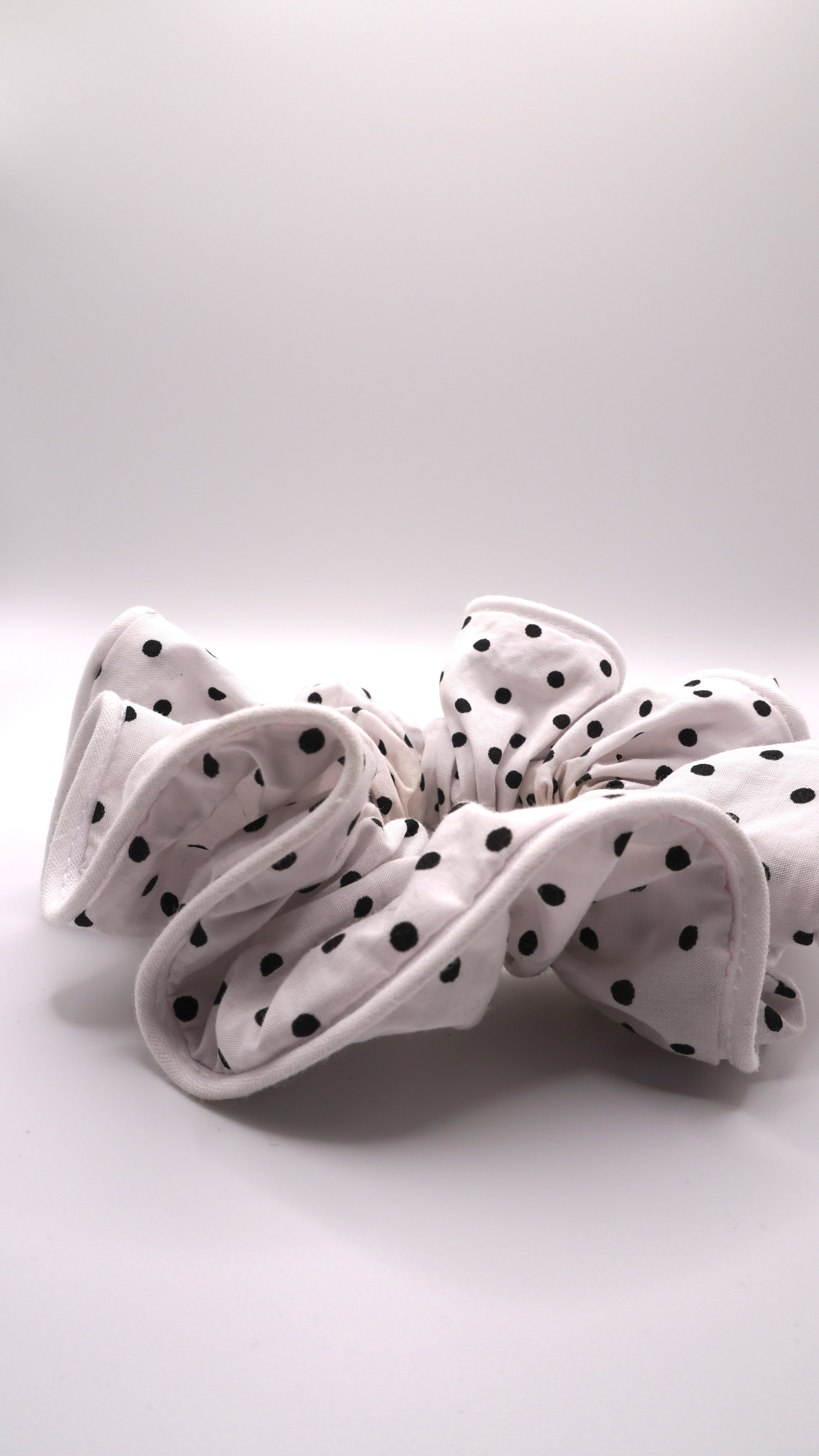 Chouchou en tissu blanc à pois noir  cousu à la main 