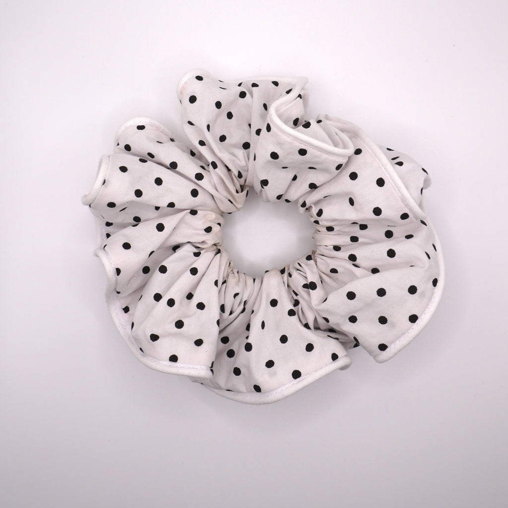 Chouchou en tissu blanc à pois noir  cousu à la main 