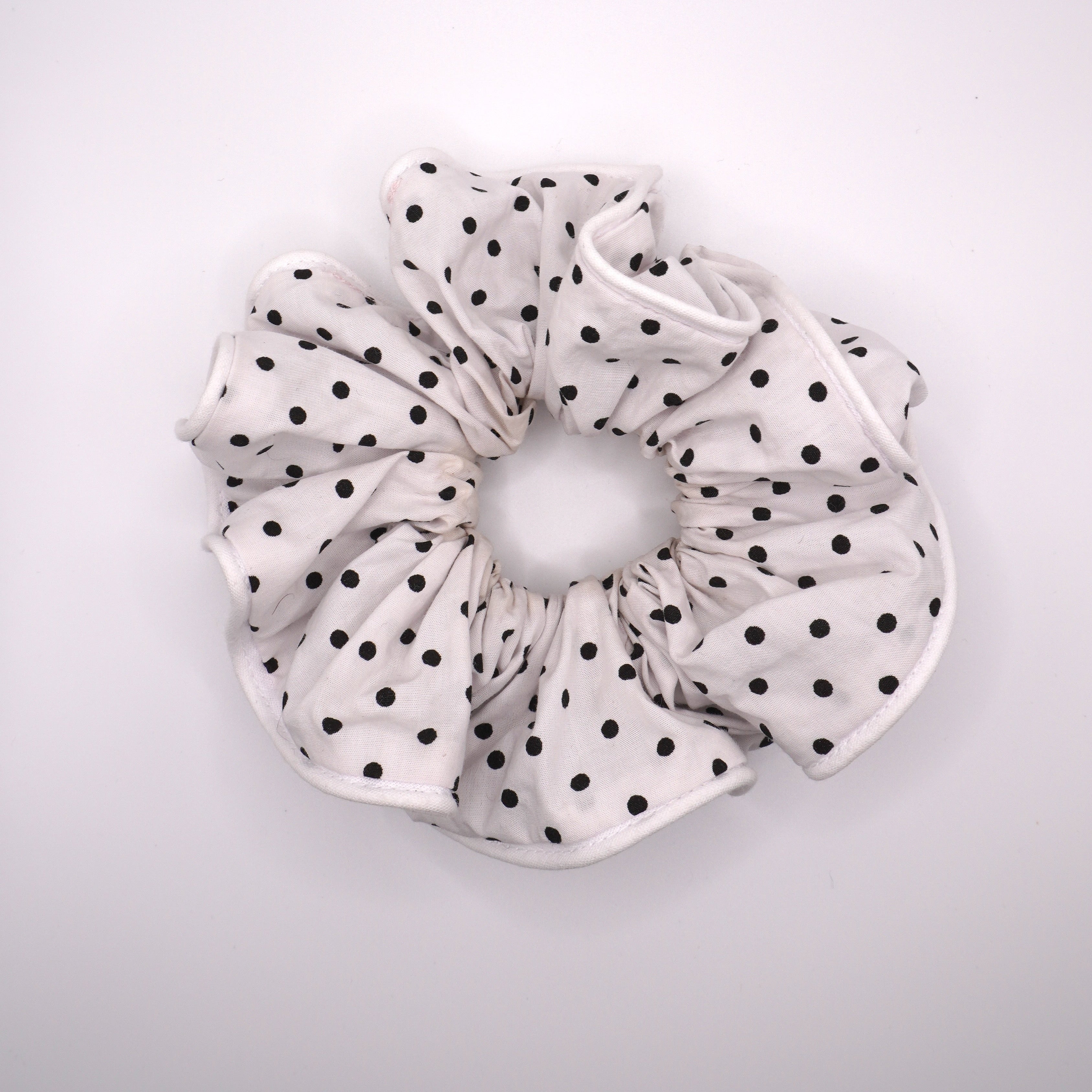 Chouchou en tissu blanc à pois noir  cousu à la main 