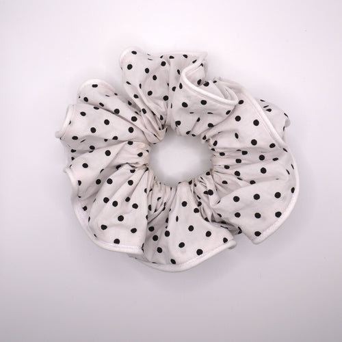 Chouchou en tissu blanc à pois noir  cousu à la main 