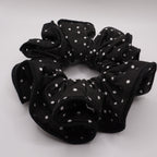 Chouchou en tissu à pois noir et blanc cousu à la main 