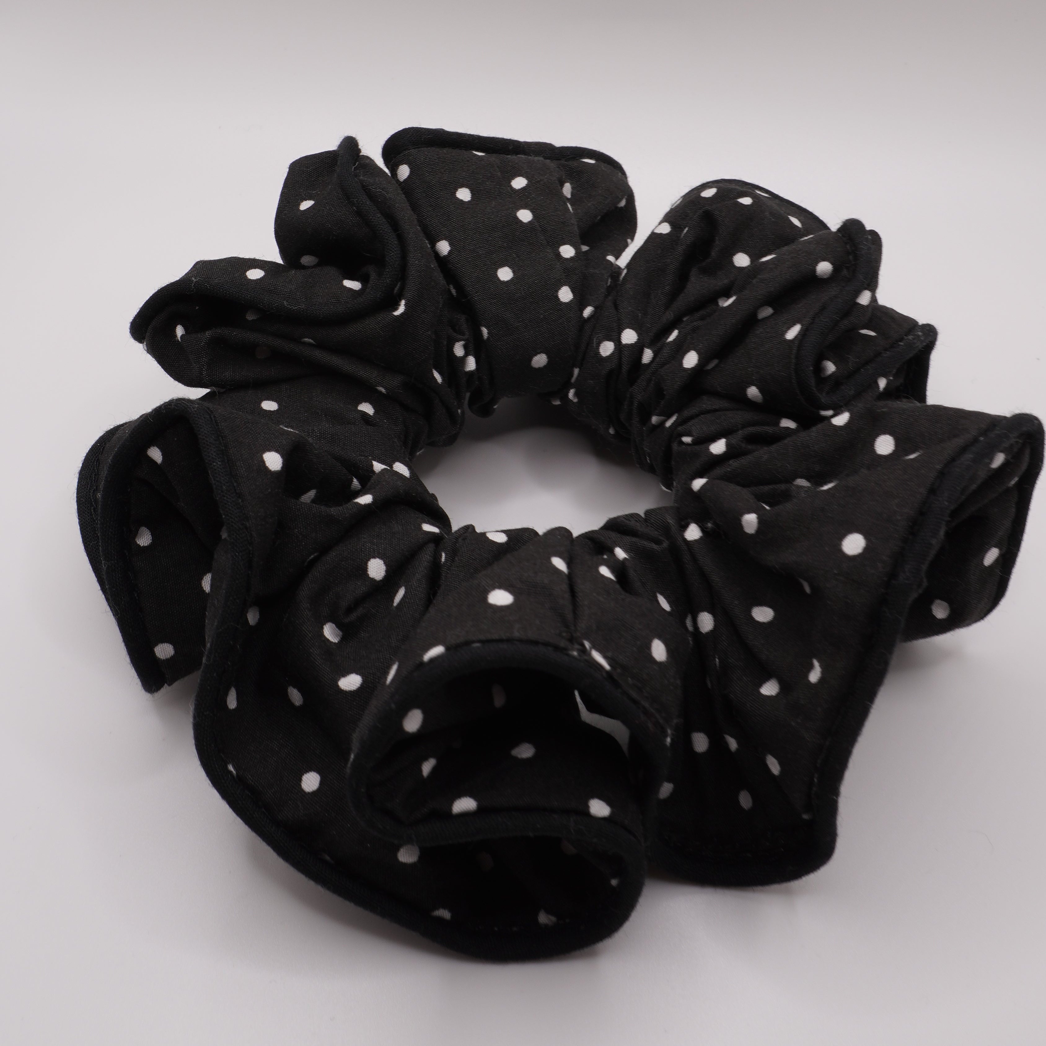 Chouchou en tissu à pois noir et blanc cousu à la main 