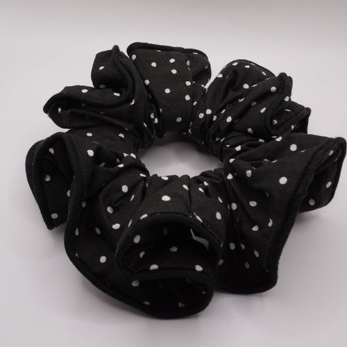 Chouchou en tissu à pois noir et blanc cousu à la main 