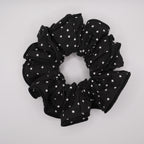 Chouchou en tissu à pois noir et blanc cousu à la main 