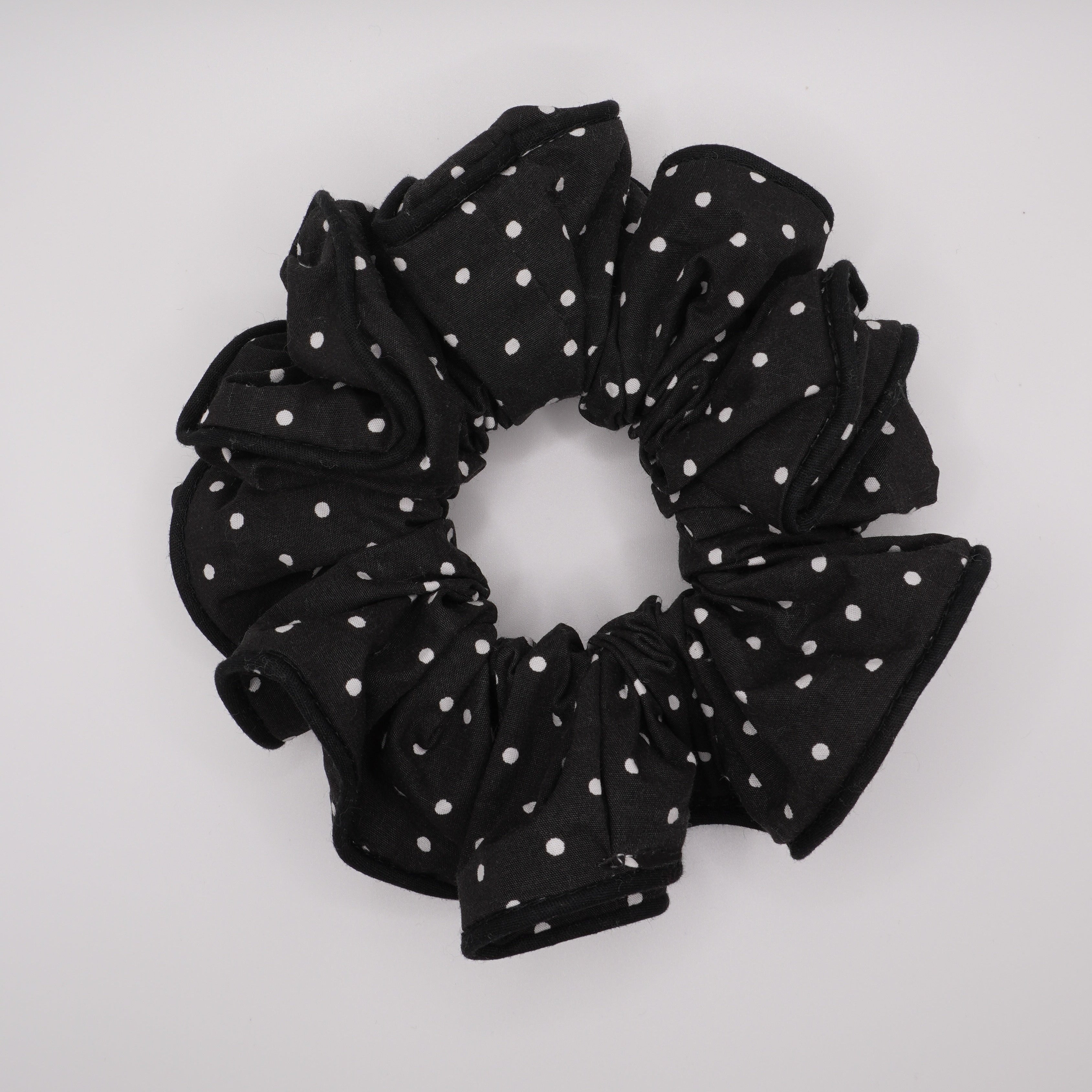 Chouchou en tissu à pois noir et blanc cousu à la main 