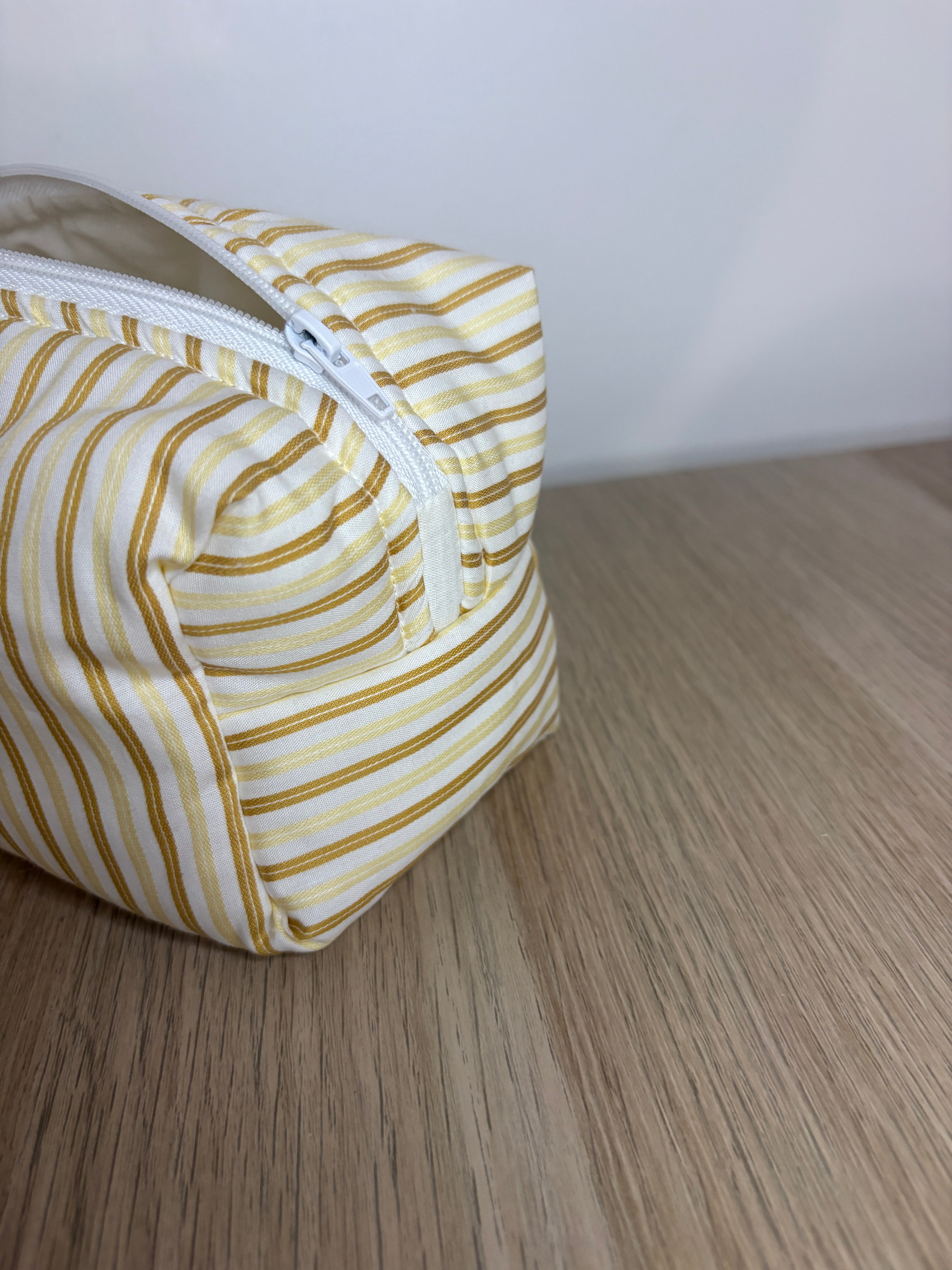 trousse de toilette jaune rayé cousu à la main 